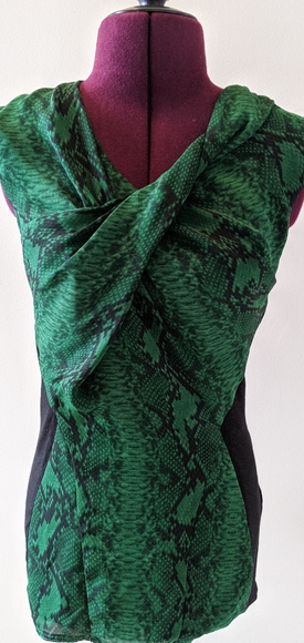 Vince Camuto Green Snakeskin Print Top - Size XS - Picture 4 of 4